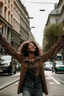 Placeholder: una mujer con los brazos abiertos en una calle de una ciudad. Primer plano, fotografía realizada con cámara Leica y objetivo de 50 mm. fotografía en color. Colores alegres