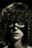 Placeholder: volto deforme di donna bendata con capelli ricci e frangia