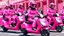 Placeholder: Hyperrealistisch mehrere stämmige, üppige Frauen, völlig verhüllt von identischen pinkfarben glänzenden Motorradkombination mit spiegelndem Visier in pinkfarbenem, geschlossenem Helm fahren pinkfarbene Elektroroller auf breiter Straße um die Wette