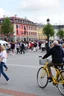 Placeholder: en dag på vällingby torg, en massa folk och en gul cykel