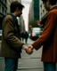 Placeholder: una mujer y un hombre de la mano en una calle de una ciudad. Primer plano, fotografía realizada con cámara Leica y objetivo de 50 mm. fotografía en color. Colores alegres