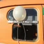 Placeholder: ballon fondu par le soleil, à la vitre d'une voiture vintage, avec le mot français "DISPARAITRE" sur la vitre