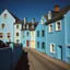 Placeholder: Fotografia di strada assurda e falsa orripilante blu weirdcore dai colori vivaci. Yves Tanguy. Non luogo falso, inusuale. Max Ernst. Le case sono false e dipinte di nero chiaro con cose stilizzate e dettagli. Ci sono finestrelle false quadrate, che danno un senso distopico e molto surreale, disposte in modo casuale. L'atmosfera generale sembra noiosa e onirica, con un contrasto tra elementi reali ed elementi dipinti falsi, René Magritte, oddest things