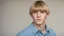 Placeholder: George is a rather attractive American (given the number of women who fall under his charm), very recognizable thanks to his bowl cut and his blond hair. We do not know his precise age but we can assume that he is between 20 and 25 years old, since he himself declares that he is a student. He usually wears jeans and a white shirt, and a greenjacket.