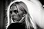 Placeholder: Mujer rubia, retrato primer plano de espaldas, iluminada desde atrás, al estilo de la foto del fotógrafo Hugo Alonso. Imagen en blanco y negro vaporoso