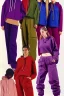 Placeholder: year 1994 women fashion. Loose fit, "combat pants"-"suit trouser"-hybrid with low waist, baggy, Combat pants, t-shirt and interesting hoodie with high tippet. Colors: denim blue, blue, purple, khaki, "light and bright green", lilac, plum, orange, terracotta, red, pink, dark blue, beige. Women models. Starling pattern prints.Jennifer Lopez, Gwyneth Paltrow, . Big tennis shoes on. Cargo pants.