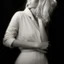 Placeholder: Mujer rubia iluminada, retrato medio cuerpo, iluminada potentemente desde el lado derecho, blanco y negro vaporoso, peinado a lo Verónica Lake al estilo del fotógrafo Hugo Alonso