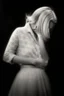 Placeholder: Mujer rubia mirando con la cabeza baja hacia su derecha iluminada, retrato medio cuerpo, iluminada potentemente desde el lado derecho, blanco y negro vaporoso, al estilo del fotógrafo Hugo Alonso