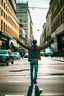 Placeholder: un hombre con los brazos abiertos en una calle de una ciudad. fotografía realizada con cámara Leica y objetivo de 50 mm. fotografía en color