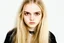 Placeholder: Polaroid, elle fanning,,cheveux long blonds, yeux marron, petit nez, visage poupin, , fond blanc, grunge, regard rock, elle regarde dans les yeux