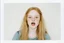 Placeholder: Polaroid, sadie sink,,cheveux long blonds, yeux marron, petit nez, visage poupin, , fond blanc, grunge, regard rock, elle parle