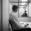 Placeholder: fila en una oficina de empleo; fotografía real, realizada con cámara Leica y objetivo de 50mm, personas caucásicas
