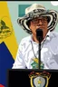 Placeholder: Ilustración vectorial de Gustavo Petro con gorra deportiva camisa colores negro, blanco y rojo, fondo negro