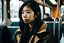 Placeholder: Eine asiatische Frau mit schwarzen haare sitz in den Öffentlichen verkehrstmitteln. Die frau ist mit dem rücken zu einem rerichtet