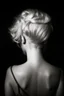 Placeholder: Mujer rubia de espaldas, retrato huge primer plano., iluminada potentemente desde atrás, Imagen en blanco y negro vaporoso, al estilo de la foto del fotógrafo Hugo Alonso.