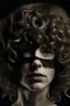 Placeholder: volto deforme di donna bendata con capelli ricci e frangia
