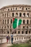 Placeholder: Imparare l'italiano. Gli studenti imparano la lingua, mentre dietro sullo sfondo l'alfabeto italiano. Il Colosseo e la bandiera italiana.