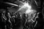 Placeholder: dans golv på en nedsliten sunkig techno club, många personer som dansar, yppiga lättklädda kvinnor, scen rök och ljus strobes, svartvit bild, en del personer ser in i kameran och skriker: "Benny!" och en Neon Skylt med texten "DJ ROY" på väggen