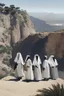 Placeholder: 7 suore africane con tunica grigia giornata di sole precipizio fuori città militare bianco giovane