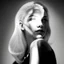 Placeholder: Mujer rubia iluminada, retrato medio cuerpo, iluminada potentemente desde el lado derecho, blanco y negro vaporoso, peinado a lo Verónica Lake al estilo del fotógrafo Hugo Alonso