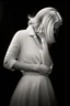 Placeholder: Mujer rubia iluminada, retrato medio cuerpo, iluminada potentemente desde el lado derecho, blanco y negro vaporoso, peinado a lo Verónica Lake al estilo del fotógrafo Hugo Alonso