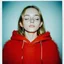 Placeholder: Lily rosedepp,avec un long pull a capuche en angora rouge jusquaux, polaroid, elle a les yeux fermés et les joues bleues, , des grains de beauté, autochrome