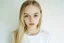 Placeholder: Polaroid, lilyrose Depp, cheveux long blonds sésans frange, yeux marron, petit nez, visage poupin, t-shirt blanc, fond blanc