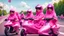 Placeholder: Hyperrealistisch mehrere stämmige, üppige Frauen, völlig verhüllt von identischen pinkfarben glänzenden Motorradkombination mit spiegelndem Visier in pinkfarbenem, geschlossenem Helm fahren pinkfarbene Elektroroller auf breiter Straße um die Wette