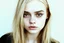 Placeholder: Polaroid, elle fanning,,cheveux long blonds, yeux marron, petit nez, visage poupin, , fond blanc, regard rock, elle regarde dans les yeux