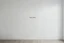 Placeholder: Une pièce vide blanche, , sur le mur il est mal écrit i am yours , liminal atmosphere