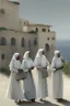 Placeholder: 7 suore africane con tunica grigia giornata di sole precipizio fuori città uomo militare bianco giovane