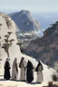 Placeholder: 7 suore africane con tunica grigia giornata di sole precipizio fuori città