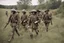 Placeholder: soldats de la nouvelle france marchant dans une prairie