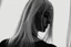 Placeholder: Mujer rubia de espaldas, retrato primer plano., iluminada potentemente desde atrás, Imagen en blanco y negro vaporoso, al estilo de la foto del fotógrafo Hugo Alonso.