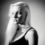 Placeholder: Mujer rubia iluminada, retrato medio cuerpo, iluminada potentemente desde el lado derecho, blanco y negro vaporoso, peinado a lo Verónica Lake al estilo del fotógrafo Hugo Alonso
