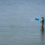 Placeholder: homme entrain de pêcher, vue éloigné et de coté