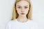Placeholder: Polaroid, top model gemma ward,, cheveux long blonds sésans frange, yeux marron, petit nez, visage poupin, t-shirt blanc, fond blanc
