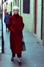 Placeholder: mujeres de 65 años caminando por una céntrica calle de una ciudad española, visten ropa de segunda mano, abrigo y jersey de cuello alto, es la moda y es tendencia, fotografía real, de cara a la cámara