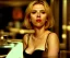 Placeholder: Scarlett Johansson in Lost in Translation, en la barra de un bar con la mirada perdida y fumando.