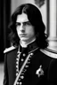 Placeholder: jeune homme 20 ans, grand, cheveux long noir dans une tenue militaire de prince de couleur noir et blanc, style royale