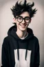 Placeholder: Foto Halbtotale: androgyne schmächtige Teenagerin mit schwarzer Hornbrille und wirr abstehendem schwarzen Kurzhaar, buschige Augenbrauen, breit grinsend, schwarzes Hoodie