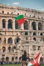 Placeholder: Imparare l'italiano. Gli studenti imparano la lingua, mentre dietro sullo sfondo l'alfabeto italiano. Il Colosseo e la bandiera italiana.