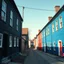 Placeholder: Fotografia di strada assurda e falsa a Magog blu weirdcore dai colori vivaci. Non luogo falso, inusuale. Max Ernst. Le case sono false e dipinte di nero chiaro con cose stilizzate e dettagli. Ci sono finestrelle false quadrate, che danno un senso distopico e molto surreale, disposte in modo casuale. L'atmosfera generale sembra noiosa e onirica, con un contrasto tra elementi reali ed elementi dipinti falsi, René Magritte