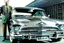 Placeholder: Schwarzweißfoto Chrysler-Vorstandsmitglied Bob Rodger preist den 1960er Chrysler 300F an