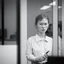 Placeholder: fila en una oficina de empleo; fotografía real, realizada con cámara Leica y objetivo de 50mm, personas caucásicas