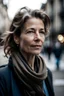 Placeholder: mujer de 40 años de rostro natural no tan perfecto muy elegante caminando por la ciudad