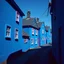 Placeholder: Fotografia di strada assurda e falsa orripilante blu weirdcore dai colori vivaci. Noe. Non luogo falso, inusuale. Max Ernst. Le case sono false e dipinte di nero chiaro con cose stilizzate e dettagli. Ci sono finestrelle false quadrate, che danno un senso distopico e molto surreale, disposte in modo casuale. L'atmosfera generale sembra noiosa e onirica, con un contrasto tra elementi reali ed elementi dipinti falsi, René Magritte, oddest things