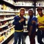 Placeholder: Neymar, Messi e Pelé trabalhando na borracharia