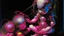 Placeholder: Hans Bellmer · muñecas articulares. Laberintos dibujados sobre la espalda. En posición de orante, pero mirando al suelo. Los ojos se vuelven espejos que reflejan otro mundo. Rosa fucsia, morado y negro · luz de discoteca. Horizonte donde el mar y el cielo son uno solo de cristal. Pintura con luz UV y pigmentos fosforescentes. Imagen artística surrealista centrada en la figura humana, sin desnudez explícita.