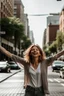 Placeholder: una mujer blanca con los brazos abiertos en una calle de una ciudad. Primer plano, fotografía realizada con cámara Leica y objetivo de 50 mm. fotografía en color. Colores alegres